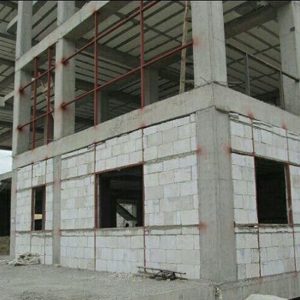 ولپست در کنار پنجره